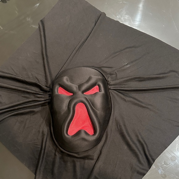 Black and Red Scream Mask Costume - Picture 1 of 7